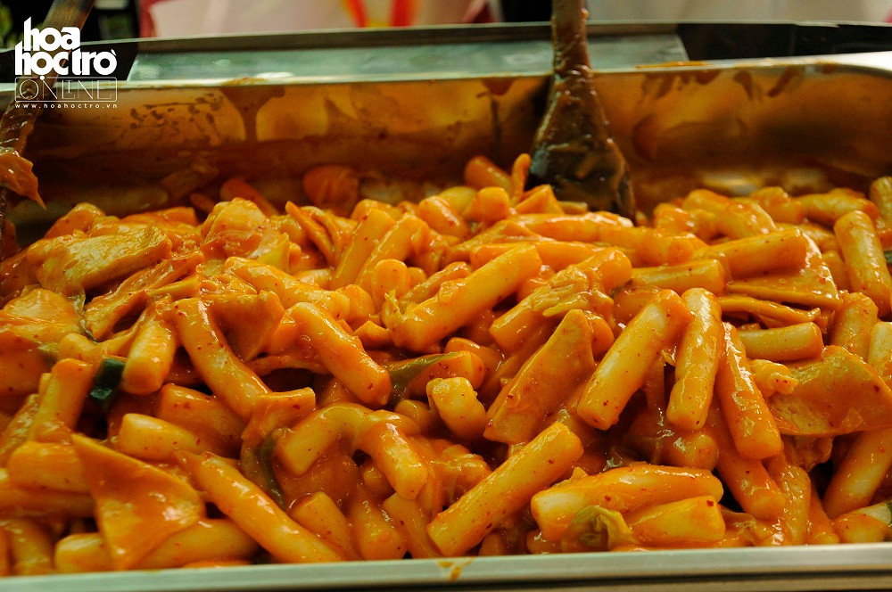 Còn đây là tokbokki, một món ăn phổ biến ở Hàn Quốc có thành phần chính là bánh dày thái mỏng, thịt, trứng đem ướp cùng gia vị.