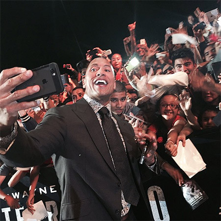 Nhân vật chụp selfie nhanh nhất là đây