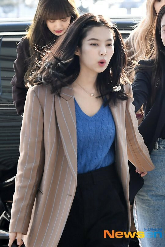 Sáng 13/1, nhóm Black Pink xuất hiện ở sân bay Incheon để bay sang Indonesia tổ chức fan meeting. Jennie gây chú ý khi để kiểu tóc 