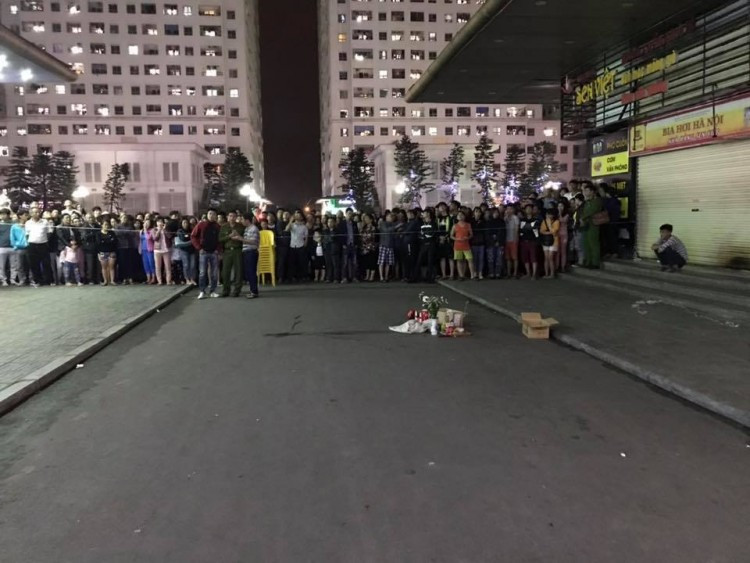 Hiện trường nơi cháu bé rơi xuống đất.