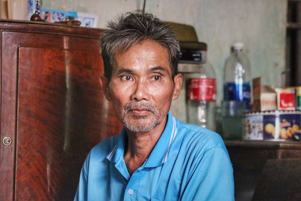 Ông Tụng trông hốc hác hẳn đi từ hôm nghe tin 2 con mất trong đám cháy.