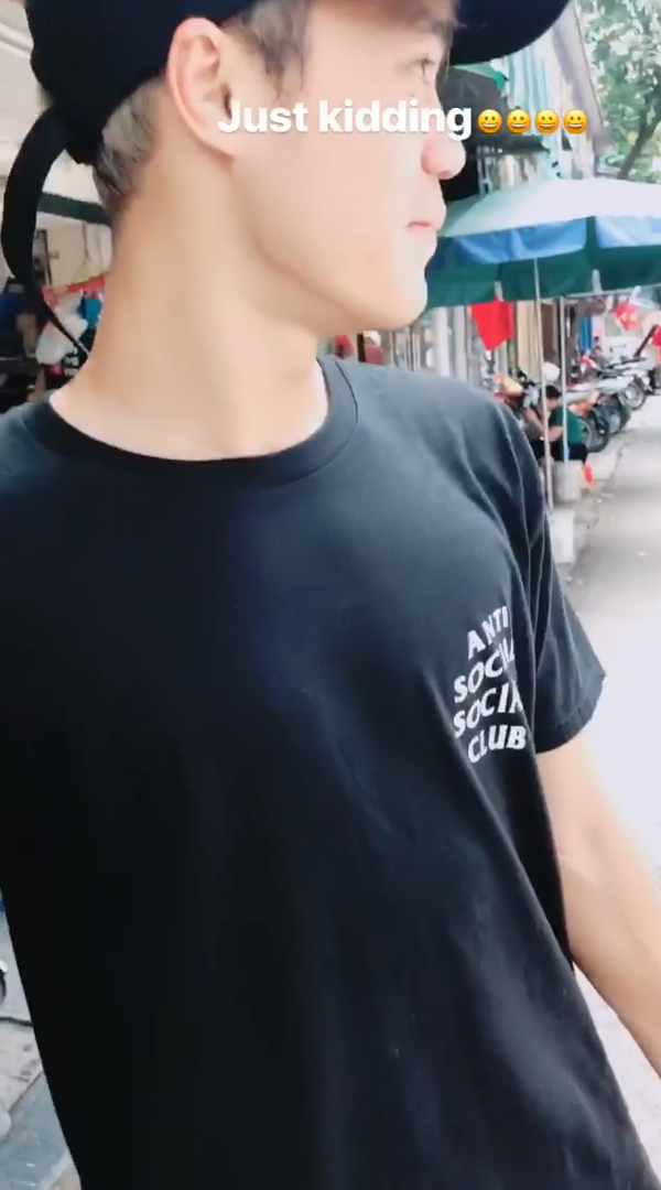 Chiếc áo này giá 2,1 triệu đó chứ không rẻ đâu nha!