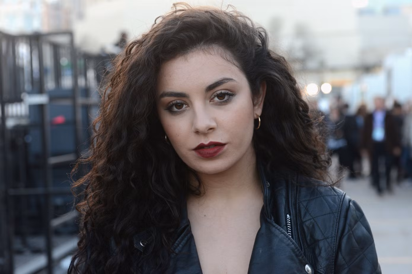 Màu sắc cá tính và độc đáo của Charli XCX hứa hẹn làm nên những bùng nổ trong ngày mở đầu tour diễn của Taylor.