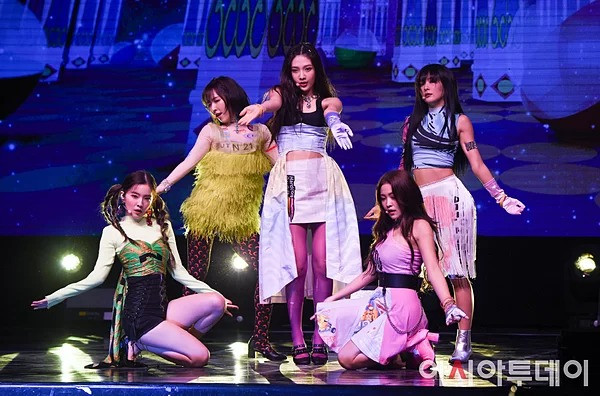 Sân khấu comeback Zimzalabim của Red Velvet gây sốc vì trang phục 