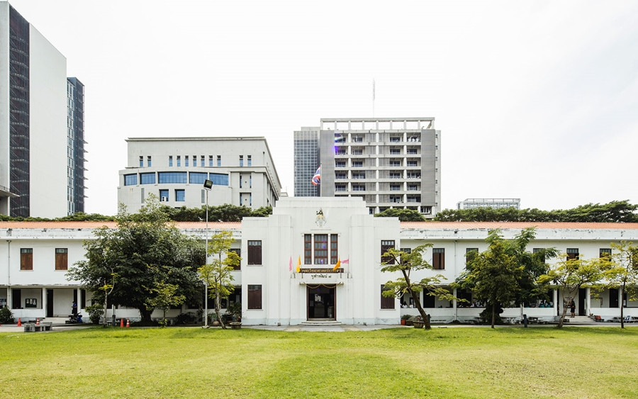 Khoa Khoa học Thể thao nằm trước một sân cỏ khá lớn. (Ảnh: Chulalongkorn University)