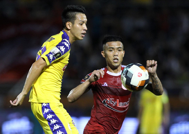 Hậu vệ Công Thành (phải) trong màu áo CLB TP.HCM. Ảnh: Quang Thịnh.
