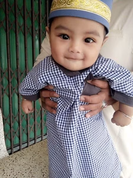 Đôi mắt đen, to và biểu cảm cưng hết nấc của cậu bé khiến dân mạng yêu thích.