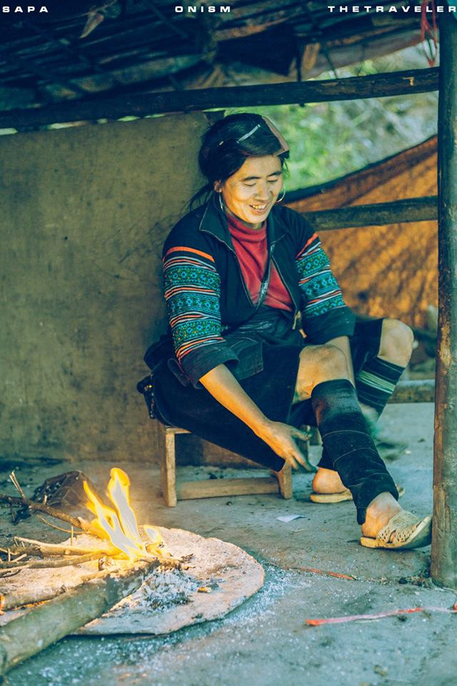 Đi vào sâu trong bản làng, bạn sẽ được hòa mình vào cuộc sống bình dị của người dân tộc tại SaPa. Đặc biệt nếu ở lại, bạn sẽ nhận ra vào 5h sáng dù Đông hay Hè họ đều thức dậy đốt bếp lửa!