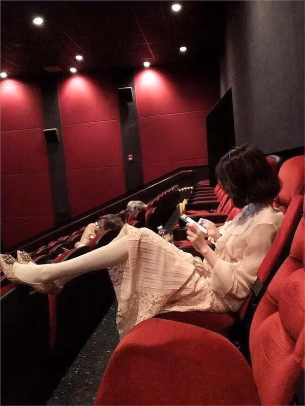 Gái xinh và tư thế ngồi kém sang trong rạp chiếu phim.