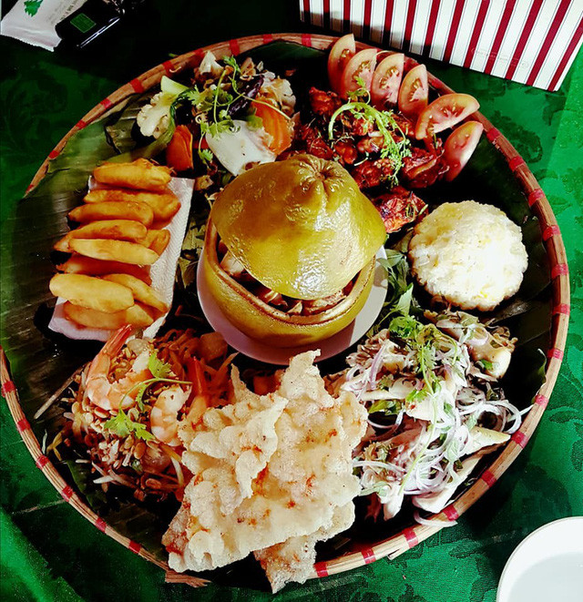 Những miếng thịt gà vàng ươm, ngọt đậm hòa lẫn với vị đắng dịu, ngọt riêng của bưởi nơi đầu lưỡi tạo nên hương vị khó lẫn cho món ăn. Ảnh: Dân Việt.