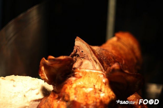 Thịt heo quay: Heo được quay nguyên con với các loại gia vị đặc trưng. Khách hàng muốn mua phần nào, có thể tùy ý chọn. Ngoài ra, để tiết kiệm thời gian, người bán cũng cắt sẵn một vài hộp và bán giá 200 Đài tệ (160.000 đồng).