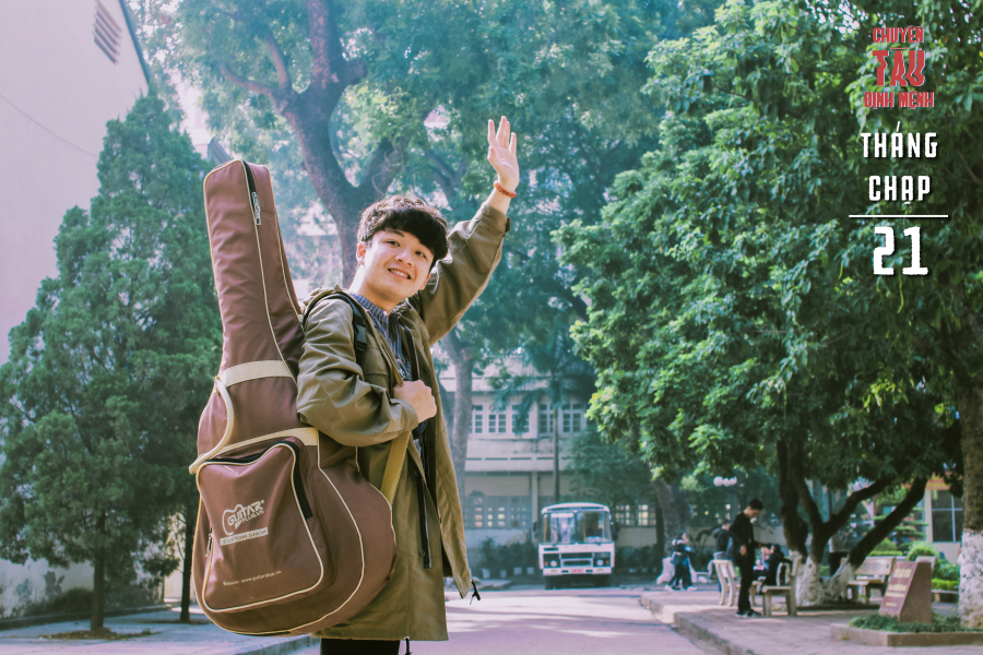 Khoảnh khắc chàng trai chào tạm biệt những người bạn của mình ở trường Đại học để trở về bên gia đình.