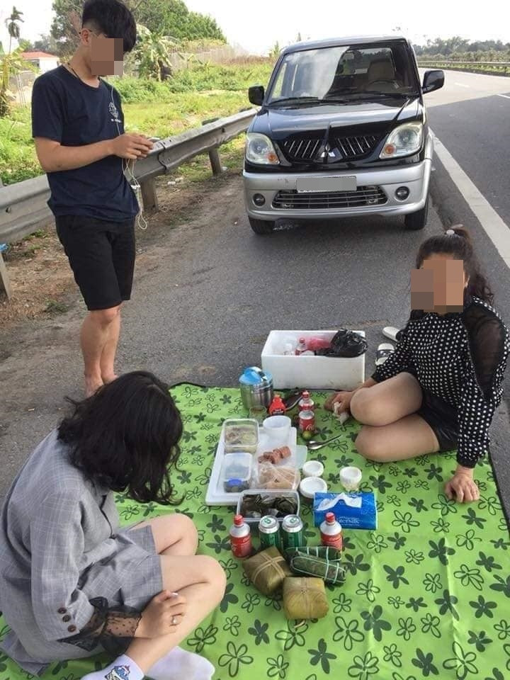 Rất nhiều cư dân mạng sau đó đã đồng loạt cho rằng hành động của gia đình trên là quá coi thường tính mạng bản thân.