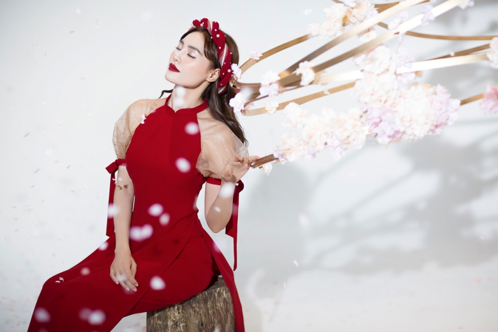 Với bộ ảnh lần này, Lan Ngọc còn gợi ý các cô gái yêu sự hiện đại một bộ áo dài xứng đáng để diện vào Tết này.