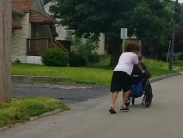 Bạn Seth đang vừa chạy vừa đẩy xe lăn cho bác Beck kịp về nhà tránh bão.