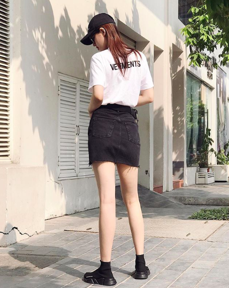 Đứng, ngồi, giơ tay lên cao, vịn nón,… bạn hoàn toàn có thể thỏa sức tạo dáng dù không lộ mặt. Ảnh: IG @goodgirl102.