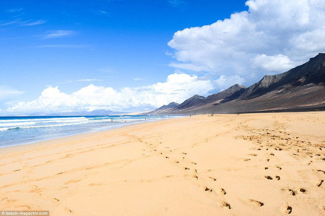 Dòng chảy mạnh khiến việc bơi lội không được khuyến khích ở bãi biển Playa de Cofete, Fuerteventura. Nhưng các nhà khảo sát nói rằng đường bãi biển dài 11 km rất đáng để ghé thăm.