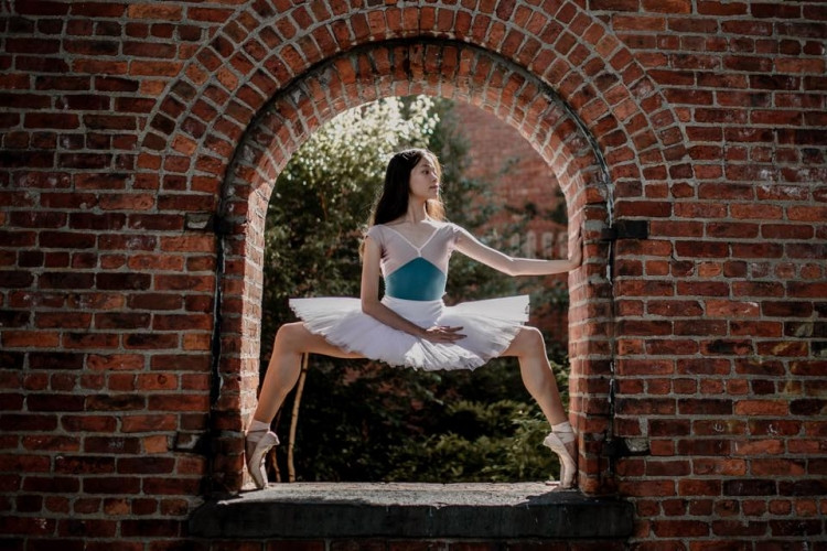 Sinh ra trong một gia đình không có truyền thống nghệ thuật, song Hà Nhi đã sớm bộc lộ tài năng của mình và nhận được sự ủng hộ hết lòng của bố mẹ.