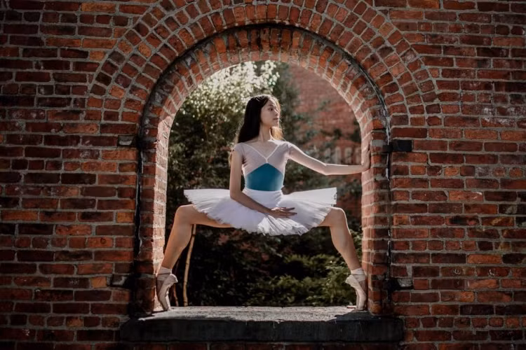 Sinh ra trong một gia đình không có truyền thống nghệ thuật, song Hà Nhi đã sớm bộc lộ tài năng của mình và nhận được sự ủng hộ hết lòng của bố mẹ.