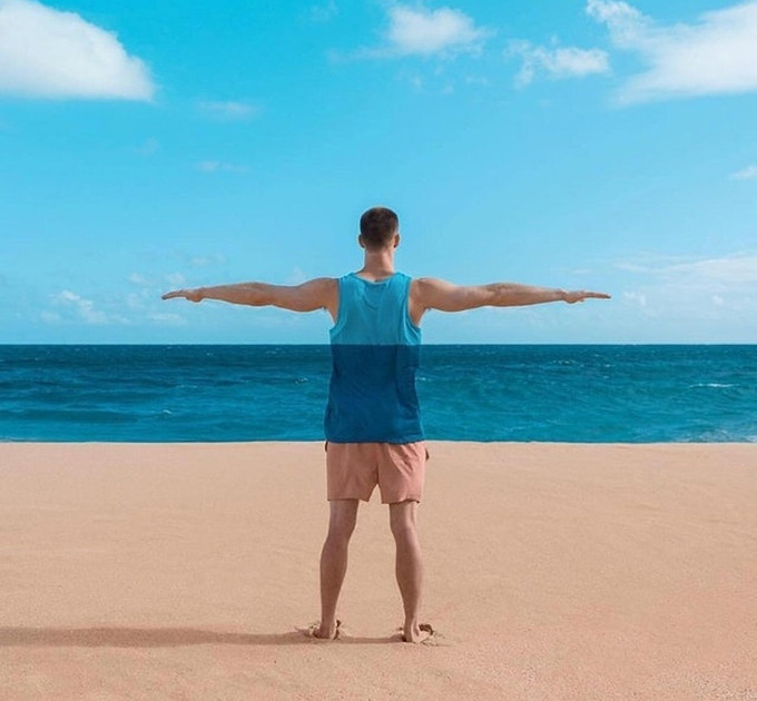 Bộ đồ "hoàn hảo" của chàng trai trước biển.