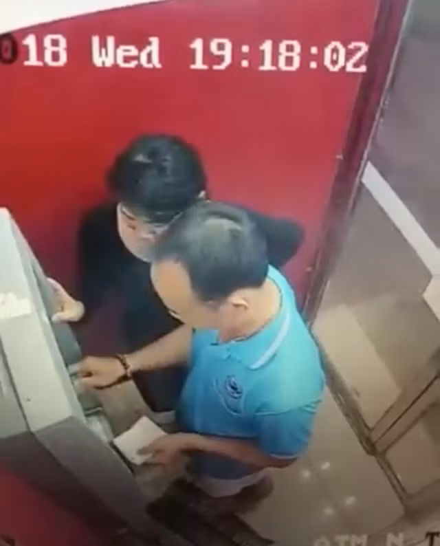 Hai người rút trộm sạch tiền sau khi nhặt được thẻ ATM có ghi sẵn mật khẩu của khổ chủ (ảnh trích xuất camera đặt tại cây ATM của Ngân hàng)