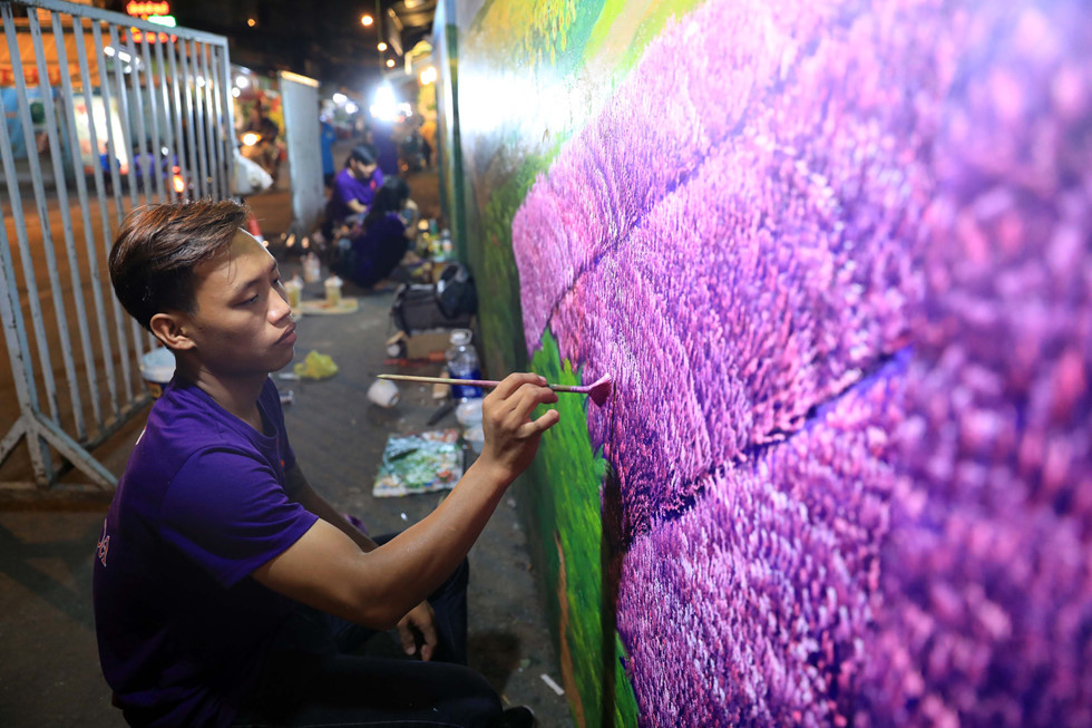 Cánh đồng hoa Lavender tím rực một góc tường. ẢNH: LAM NGỌC.