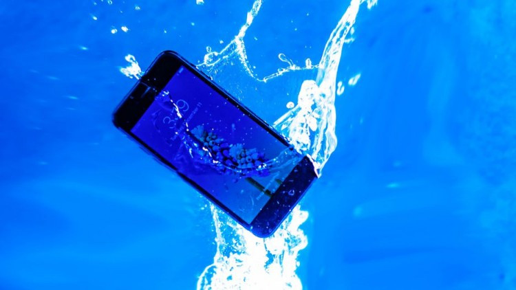 iPhone 7 và 7 Plus cũng là những dòng iPhone đầu tiên kháng nước, một điều smartphone Android đã làm được nhiều năm trước đó.