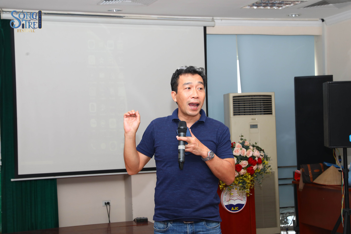 Đạo diễn Nguyễn Đức Hòa khẳng định “làm báo bằng smartphone dễ”. Đạo diễn Nguyễn Đức Hòa khẳng định “làm báo bằng smartphone dễ”.