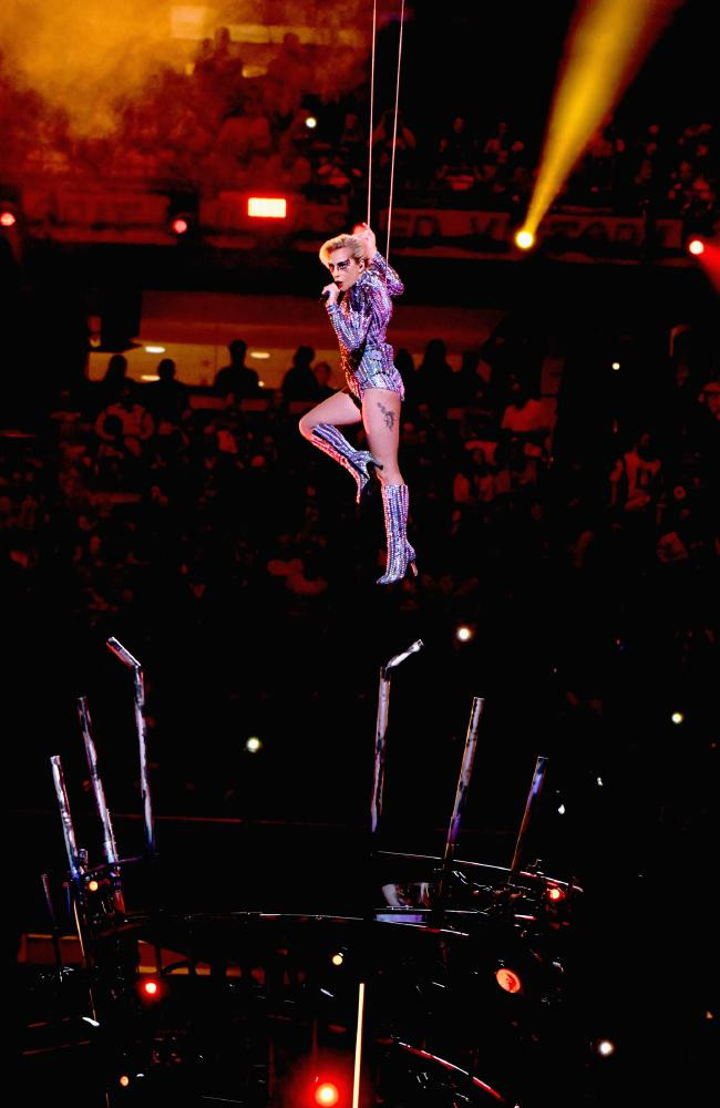 Nhiều khán giả hoài niệm về sân khấu biểu diễn hoành tráng của các nữ nghệ sĩ trước như Lady Gaga.