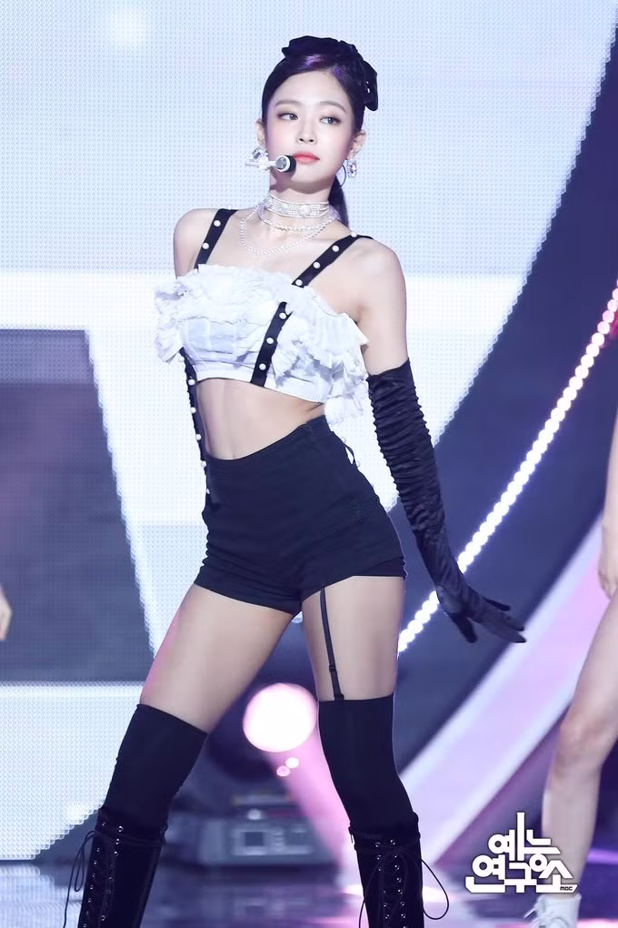 Không chỉ có cơ thể săn chắc, gọn gàng, bờ vai nuột nà của Jennie cũng là niềm mơ ước của nhiều cô gái. Dù mặc trang phục gì đi nữa, Jennie cũng toát ra khí chất “quý tộc” rất đặc biệt.