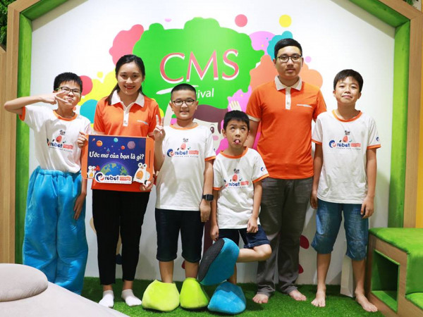 Giáo viên và học sinh lớp học lập trình E-Robot Coding chụp ảnh lưu niệm