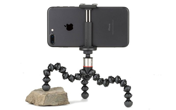 Giá đỡ ba chân GorillaPod của Joby linh hoạt với mọi góc máy.