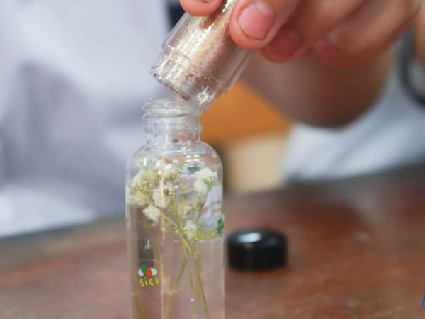 Cho thêm miếng kim tuyến cho lấp lánh nè!