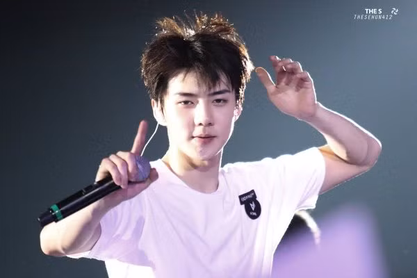 Dù cho mái tóc Sehun (EXO) đang bay lượn tứ tung, thì chàng em út vẫn tự tin tỏa sáng.