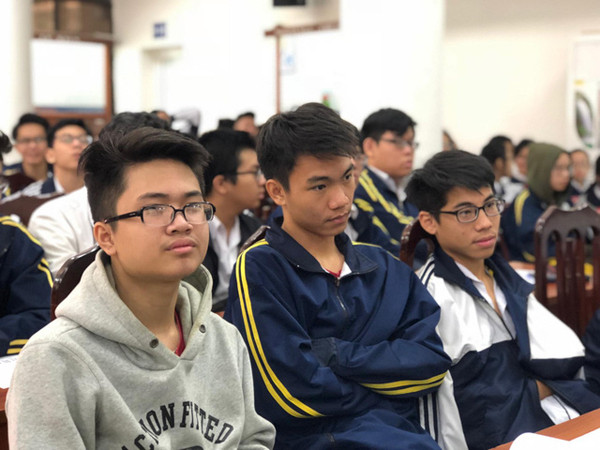 Học sinh trường THPT Việt Đức lắng nghe thông tin mới về thi THPT quốc gia 2019 Học sinh trường THPT Việt Đức lắng nghe thông tin mới về thi THPT quốc gia 2019