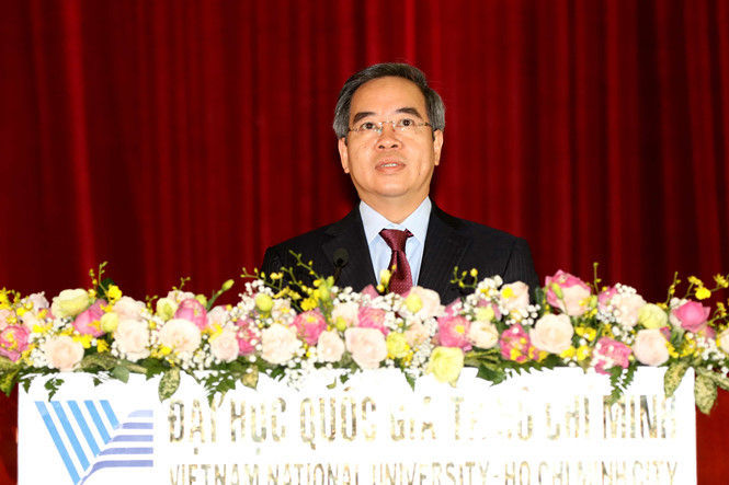 Ông Nguyễn Văn Bình phát biểu trước các sinh viên. (Ảnh: KHẢ HOÀ)