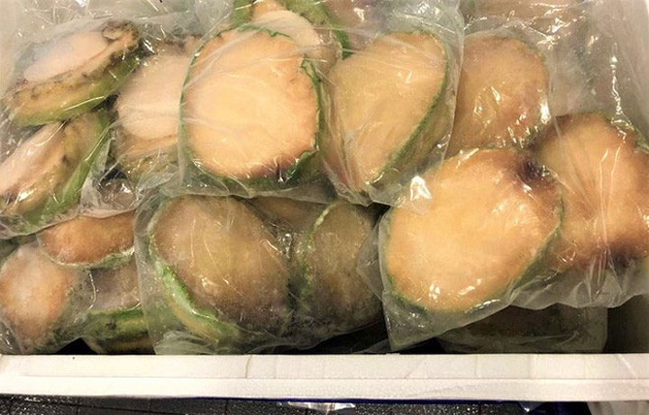 Hầu hết bào ngư xanh trên thị trường được được đựng trong các túi hút chân không, đông lạnh. (Ảnh: Trí thức trẻ).