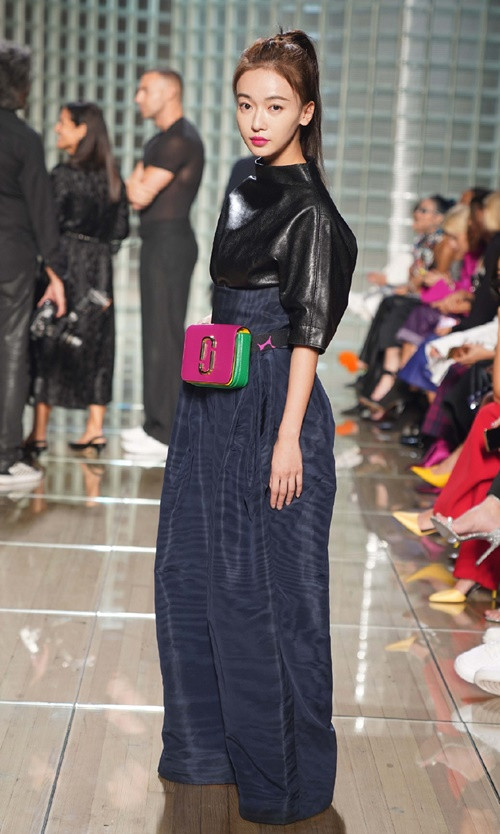  Đến với show Marc Jacobs, Ngô Cẩn Ngôn phá cách với set đồ trẻ trung gồm áo da, quần ống rộng và túi đeo hông màu hồng.