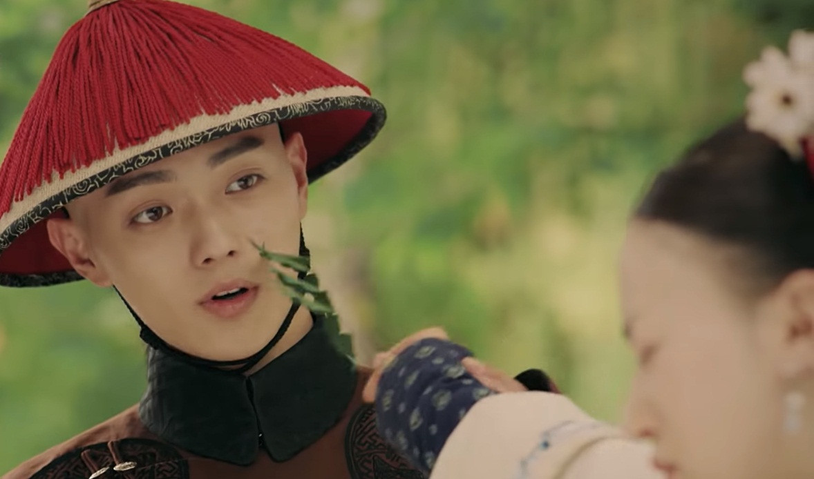 Chàng trai này không còn xuất hiện bên cạnh nữa.