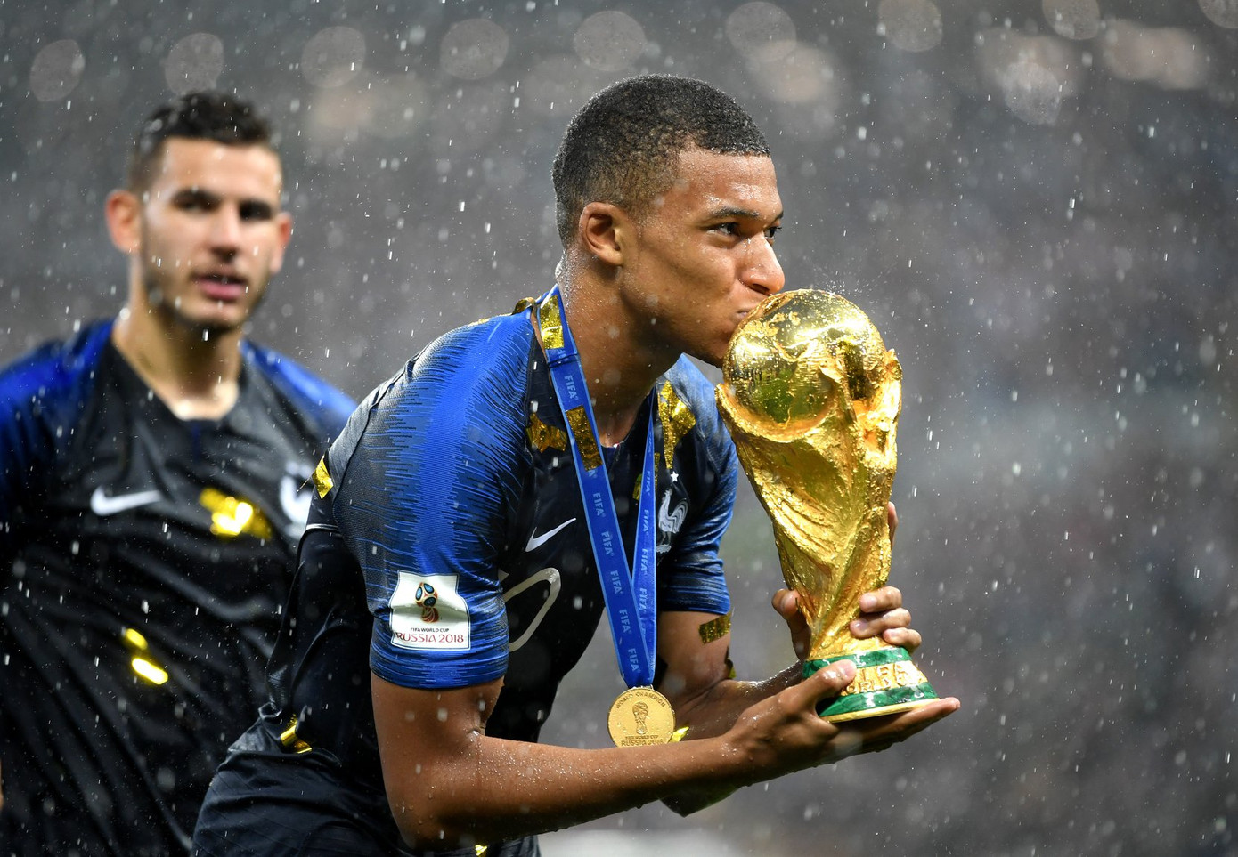 Thần đồng 19 tuổi của bóng đá Pháp, Kylian Mbappe đã sánh ngang với Pele khi trở thành cầu thủ trẻ nhất ghi 2 bàn trong 1 trận đấu ở World Cup.