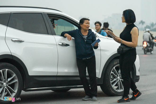 Phe vé hoạt động náo nhiệt trước trận đấu giữa Việt Nam và UAE.