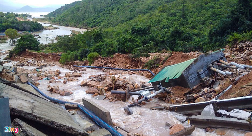 Mưa lũ tàn phá tan hoang tuyến đường từ TP Cam Ranh đến xã Cam Lập. Ảnh: Tuấn Anh.