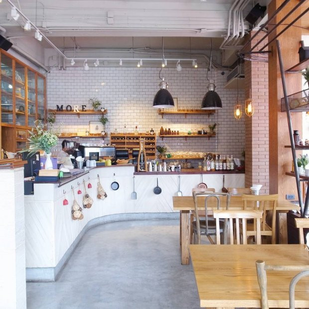 Với gam màu trắng tinh tế kết hợp nội thất gỗ đã tôn lên vẻ sang trọng cho Warm Wood Cafe. Ảnh: Warm Wood Cafe.