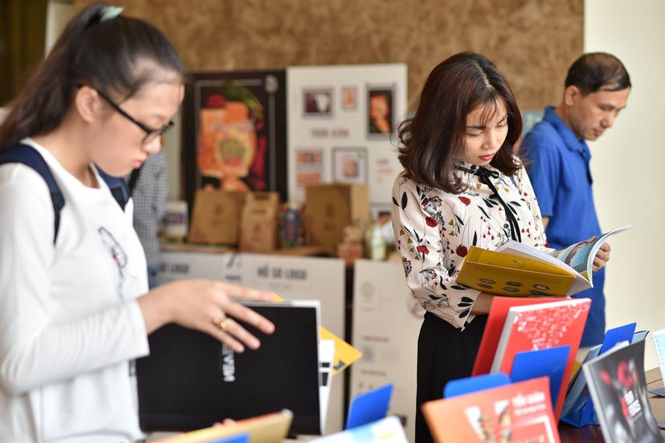 Học sinh và phụ huynh tham dự say mê xem các thiết kế