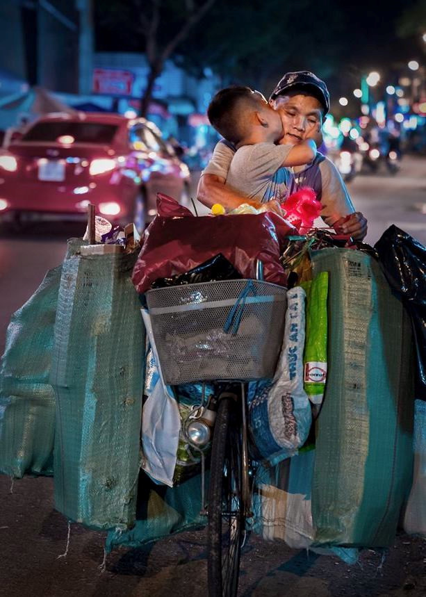 Bức ảnh “Trung thu của con” đã ghi lại khoảnh khắc đứa con vòng tay sau cổ mẹ, đặt lên má một nụ hôn.