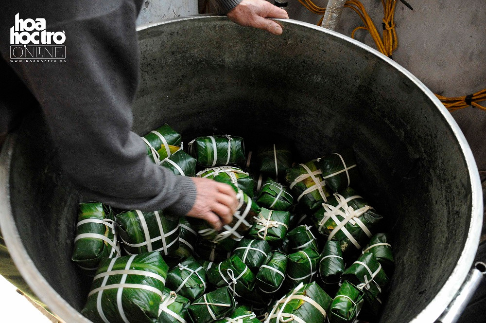 Minh chứng là thay vì đun bếp củi vừa tốn kém vừa ô nhiễm thì những năm trở lại đây, hầu hết các hộ gia đình sử dụng nồi điện để luộc bánh.