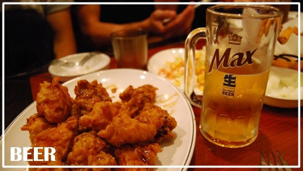 Người Hàn thường có thói quen ăn các kiểu đồ nóng như bánh cá, tokbokki,... với rượu soju và các kiểu gà chiên với bia tươi.