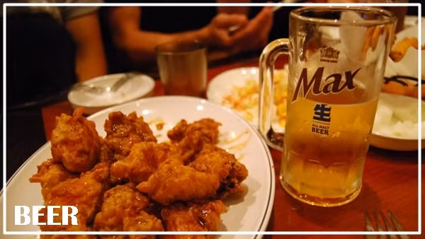 Người Hàn thường có thói quen ăn các kiểu đồ nóng như bánh cá, tokbokki,... với rượu soju và các kiểu gà chiên với bia tươi.
