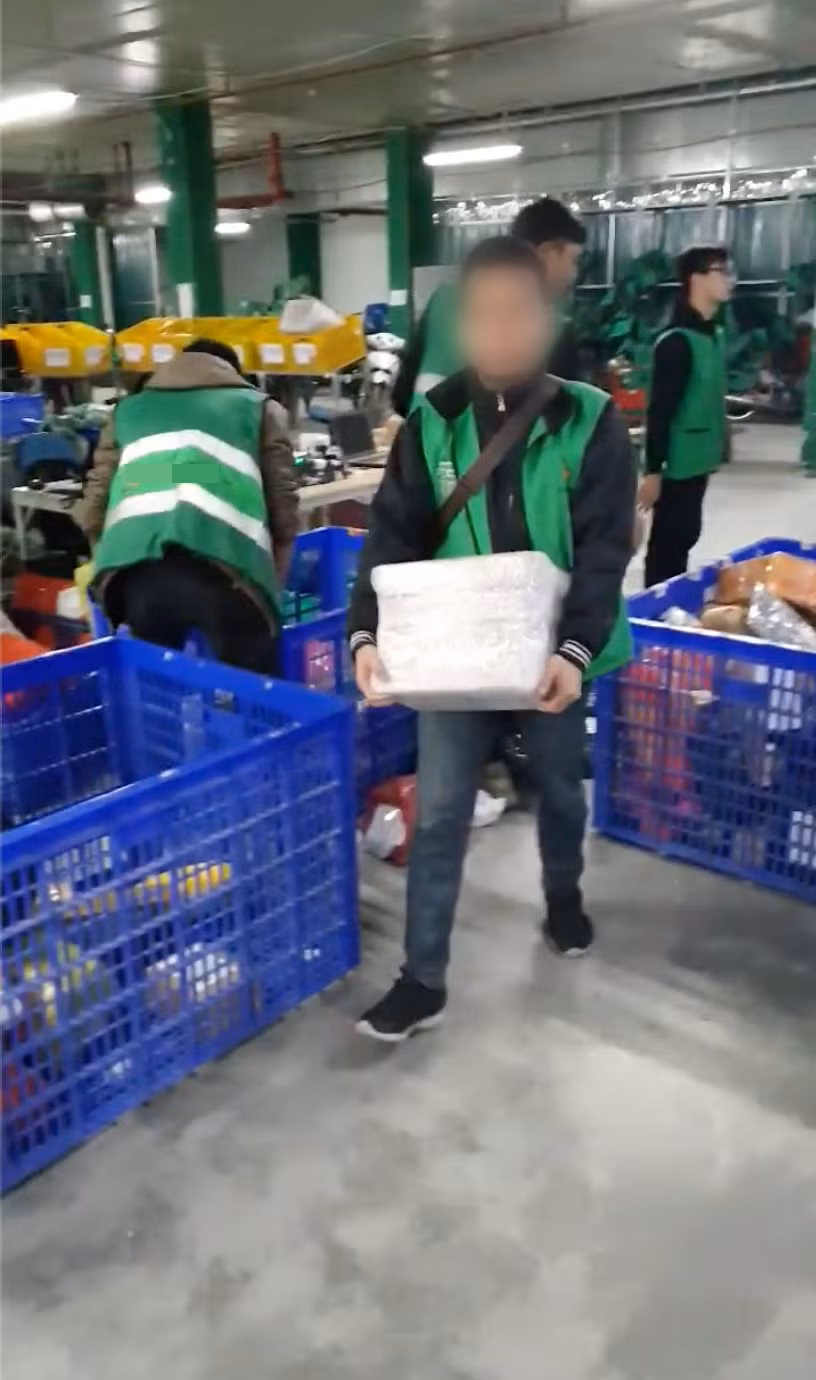 Với các món đồ nặng, cồng kềnh, nhân viên sẽ cẩn thận bê ra một khu vực riêng.