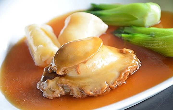 Bào ngư viền xanh có thể luộc hoặc hầm để chế biến thành những món ăn bổ dưỡng khác nhau. (Ảnh: Vietnamnet).